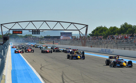 Carlos Sainz Jr responde y gana la primera carrera en Paul Ricard
