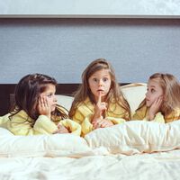 Primera noche fuera de casa: cómo saber si tu hijo está preparado y qué tener en cuenta 