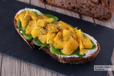Tosta de pan de centeno y nueces con queso fresco, espinacas baby y melocotón. Receta saludable