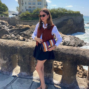 Las nuevas Adidas Samba en color café que adoran las chicas clásicas para llevar con vaqueros