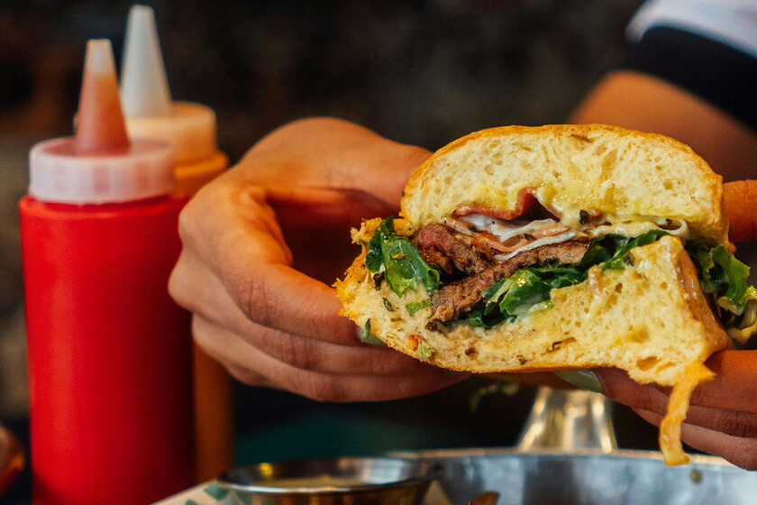 Por qué no es lo mismo dejar medio cruda una hamburguesa que un solomillo: las bacterias tienen la respuesta