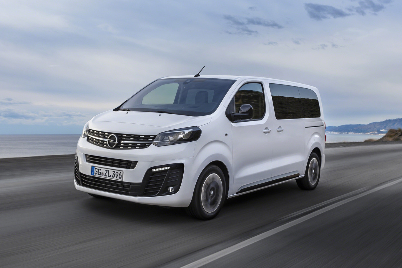 Opel Zafira Life: nueve plazas y más espacio para el eterno monovolumen reconvertido en furgoneta de pasajeros