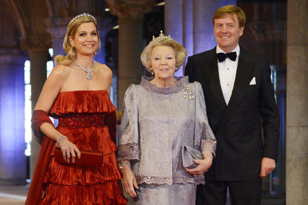 Que nos hemos puesto la tiara para la cena de coronación de Máxima y Guillermo de Holanda