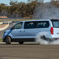 La Hyundai iMax N Drift Bus es la furgo de 400 CV con la que sueñan los VTC para llevarte derrapando al aeropuerto