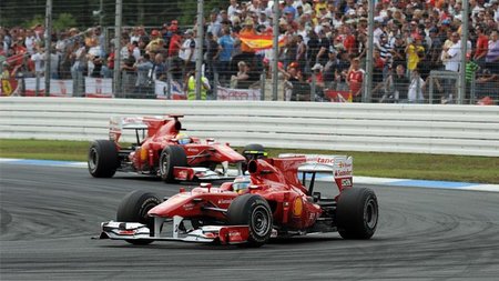 Nelsinho Piquet y Gerhard Berger defienden a Ferrari por favorecer a Fernando Alonso