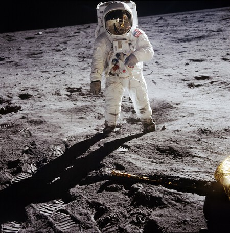 Buzz Aldrin na Lua, em uma fotografia tirada por Neil Armstrong, que pode ser visto refletido na viseira juntamente com a Terra, o módulo lunar Eagle e a bandeira dos Estados Unidos.