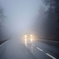 El doble peligro de no saber utilizar las luces antiniebla con lluvia: deslumbras al resto de conductores y te puedes llevar una multa