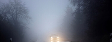 El doble peligro de no saber utilizar las luces antiniebla con lluvia: deslumbras al resto de conductores y te puedes llevar una multa