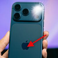 La "magia" de Apple resumida en una función: tocar la manzana del iPhone para que se encienda la linterna