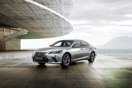 El nuevo Lexus ES 2019, al descubierto: ¡llega a Europa este verano!