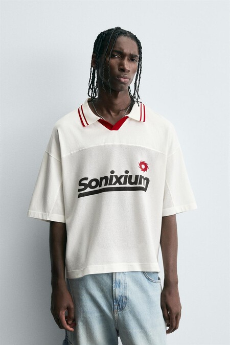 Nuestras Marcas Favoritas Se Marcan Gol Con La Tendencia De Otono Que No Veiamos Venir Polos De Inspiracion Futbolera Con Aires Retro