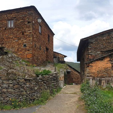 Este pueblo de Asturias es enano y desconocido, pero es una de las mejores muestras del medieval rural tradicional