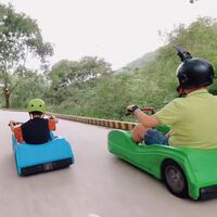 Este parque de atracciones vietnamita no va a parar hasta que alguien se parta la crisma en su Mario Kart con coches reales