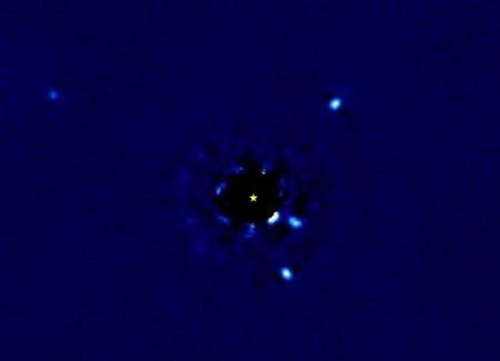 Este vídeo muestra la estrella HR 8799 y sus cuatro planetas en movimiento orbital a... 129 años luz