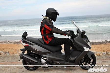 SYM Joymax 300i GTS, prueba (conducción en ciudad y carretera)