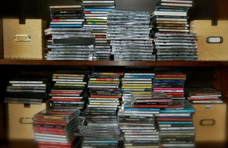 ¿Colocas tus CD, DVD y Blu-ray Disc en horizontal? Quizás te quedes sin ellos