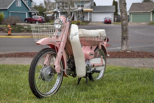 Sí, Yamaha creó una moto rosa sólo para mujeres en 1965... y se equivocó