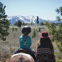 Una madre y su hija de cinco años recorren el mundo juntas escalando montañas 