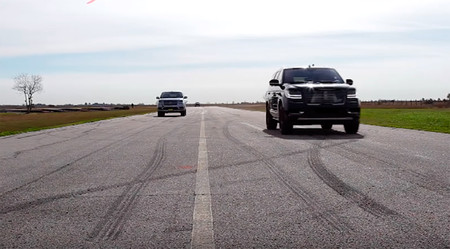 El Hennessey Lincoln Navigator se enfrenta al de producción en el cuarto de milla