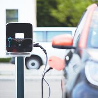 La venta de coches eléctricos se desploma y se sitúa ya un 35% por debajo de las previsiones del Gobierno 