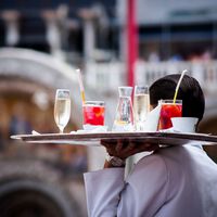 Tomar el aperitivo en la plaza San Marcos de Venecia puede salirte muy caro, ¿o es un precio justo? 