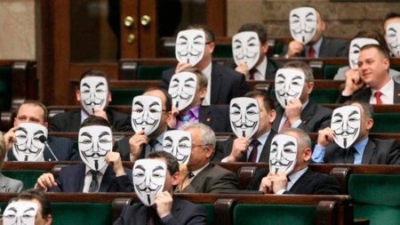 La imagen de la semana: Políticos polacos protestan tras la firma de ACTA con máscaras de Guy Fawkes