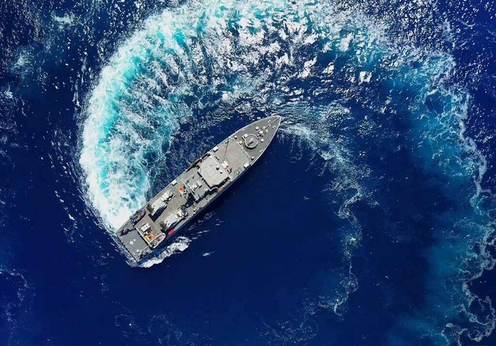 Así protege la Armada los cables submarinos de España: de barcos cazaminas a buzos con una especie de patinete eléctrico