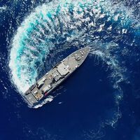Así protege la Armada los cables submarinos de España: de barcos cazaminas a buzos con una especie de patinete eléctrico
