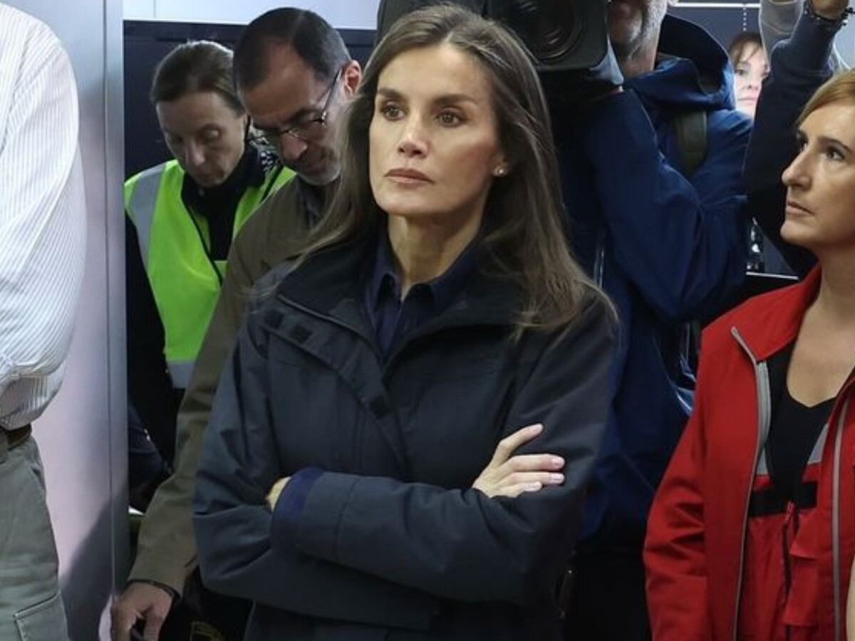 Letizia tan enfadada en Paiporta que es incapaz de controlar sus gestos y  hasta se enfrenta a uno de sus guardaespaldas