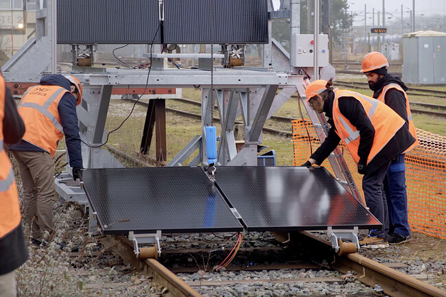 Instalando Paneles Solares En Vias De Tren Solveig