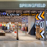 Springfield nos salva la feria con el vestido perfecto: ligero, hace tipazo y está rebajadísimo  