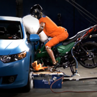 El airbag en motos es real. Funciona, tiene que ver con los coches y llegará en 2025 para "muchas" motos