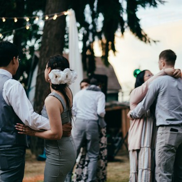 Las bodas se convierten en la nueva app para ligar (sin móvil de por medio)