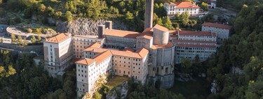 La iglesia más singular del País Vasco está entre bosques y valles y no tiene cientos de años: solo apenas setenta 