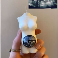 Las preciosas velas de embarazo que crea una joven, donde también pinta a mano las ecografías de sus clientes