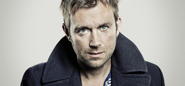 Damon Albarn nos lleva a la playa en su nuevo vídeo: 'Heavy Seas Of Love'
