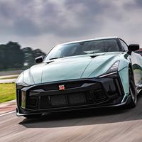 Así de espectacular luce el Nissan GT-R50 Italdesign de 720 CV vestido de azul turquesa y rodando en circuito