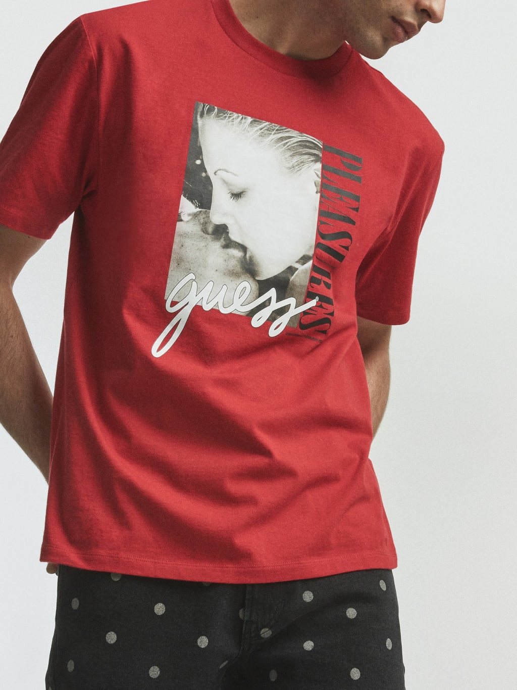 Camiseta roja con estampado fotográfico