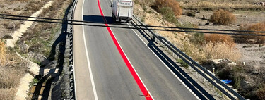 Una enorme línea roja en mitad de la carretera. Es la última idea de la DGT para reaccionar a accidentes como el de esta 125 cc 