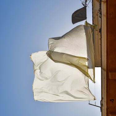 No tires a la basura las sábanas viejas: reutilízalas con una caja de cartón para hacer unos elegantes organizadores para el baño