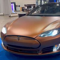 ¡Toma eso, Elon Musk! Youtuber monta un V8 Chevrolet de casi 500 hp en un Tesla Model S