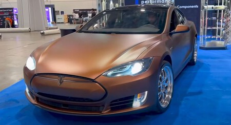 ¡Toma eso, Elon Musk! Youtuber monta un V8 Chevrolet de casi 500 hp en un Tesla Model S