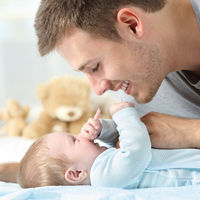 Los permisos de paternidad serán de ocho semanas en 2019 y llegarán a 16 semanas en 2021