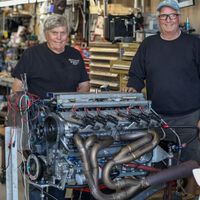Em vez de se aposentarem, esses dois senhores construíram um motor V12 de 1.200 cv com um objetivo em mente: atingir velocidades de quase 430 km/h no deserto 