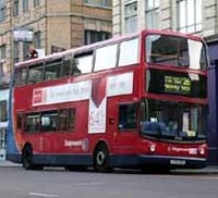 Anuncio pidiendo ayuda para tener un bebé en los autobuses de Londres
