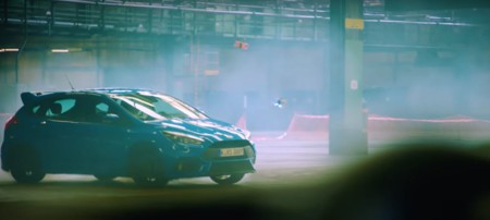 La Dronekhana es una gymkhana de drones con un montón de coches Ford por medio