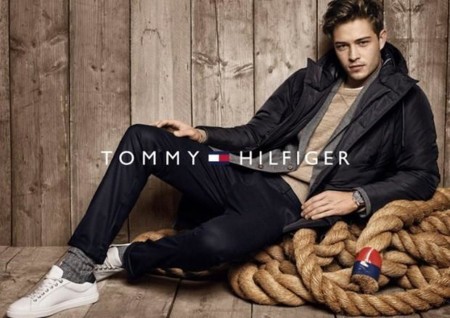 Tommy Hilfiger se embarca con la tendencia navy para el otoño