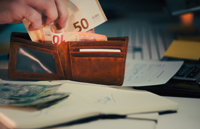 Un abogado avisa por el dinero en efectivo que guardas en casa: al meterlo en el banco te obligarán a justificar el origen de los fondos