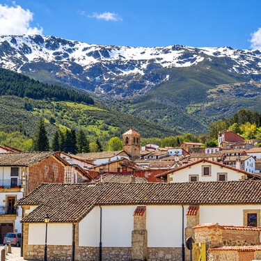 El pueblo de montaña a menos de 3 horas de Madrid que parece una aldea alpina: la escapada con el mejor embutido del otoño 