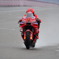 Marc Márquez remonta para ganarle la sprint de Alemania a Marco Bezzecchi en la última vuelta bajo la lluvia 